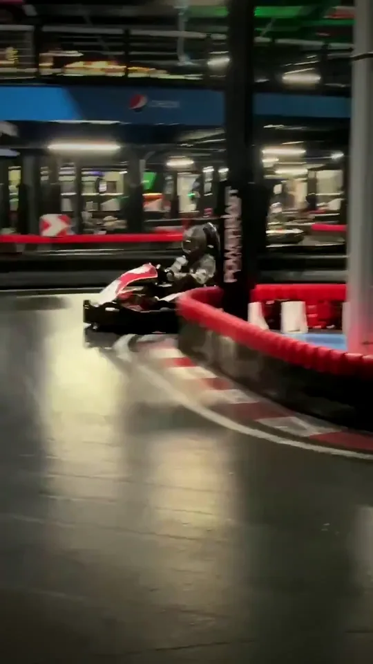 Course de karting intérieur à Sainte-Thérèse filmée avec la gang PTO