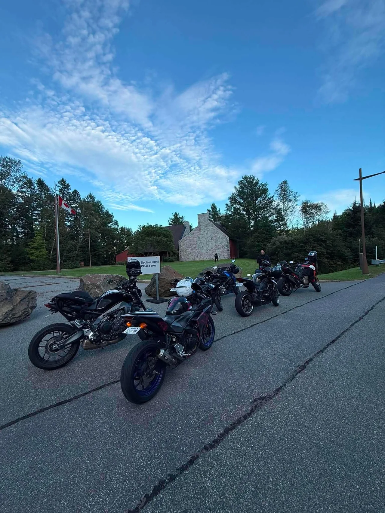 Motos stationnées lors d’une halte près d’un paysage boisé