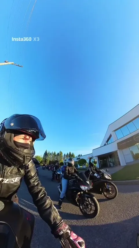 Motocyclistes du groupe filmés par une caméra embarquée